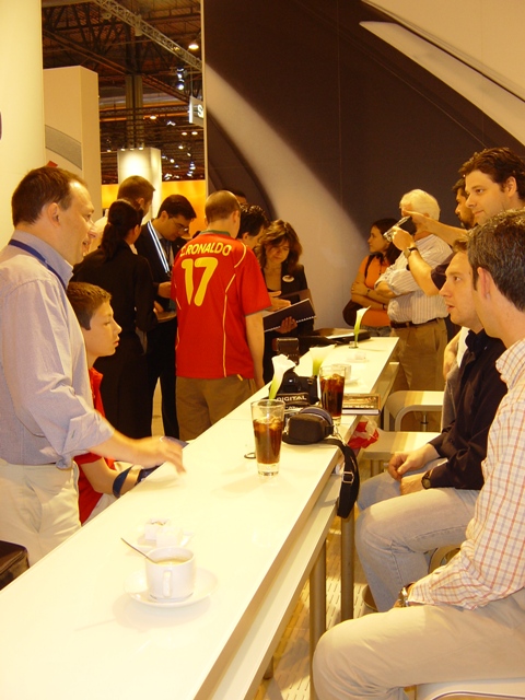 La recepción en el stand.