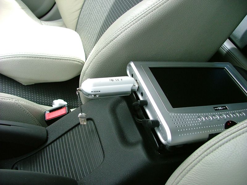 Ahí se ve un mp3 portátil conectado