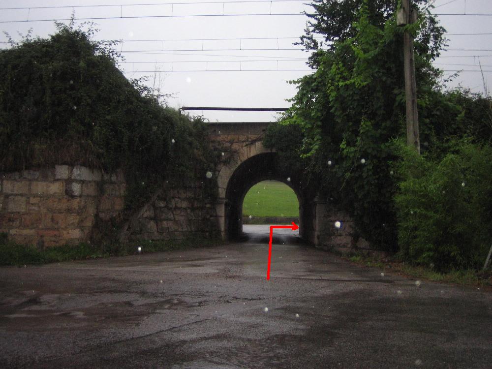 Girar a la derecha al salir del tunel.