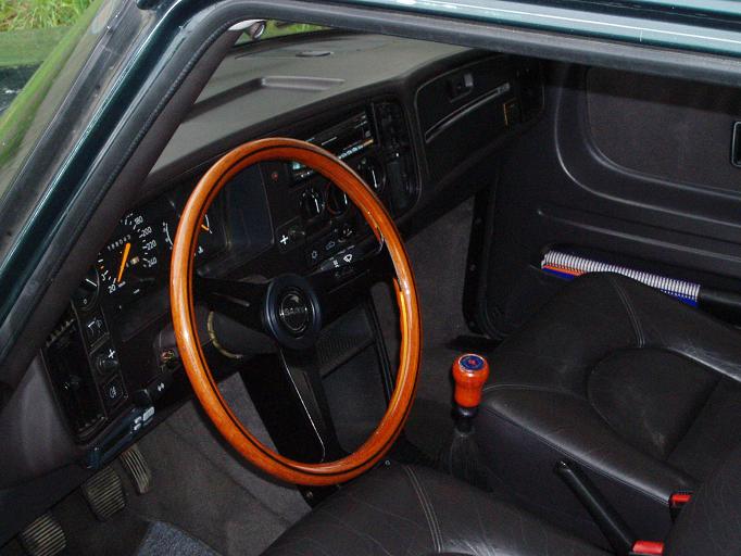 Volante Nardi. Estoy pendiente de localizar el fuelle de goma que cubre la piña.-