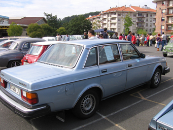 21. Volvo 244 GLE.jpg