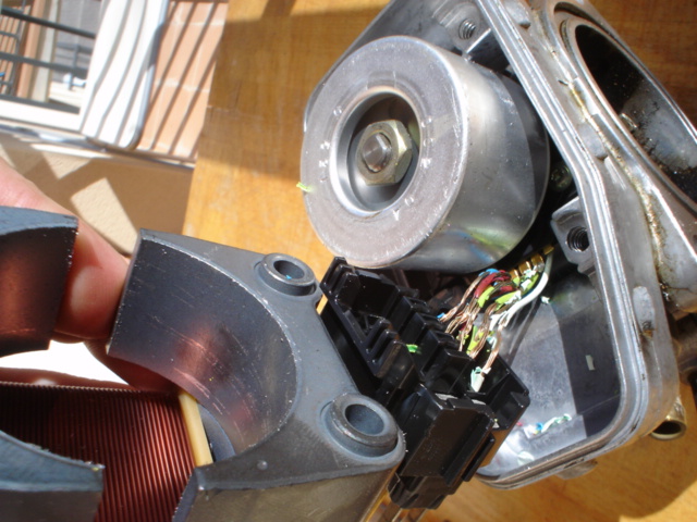veis los cables pelados , tras soltar los tornillo torx