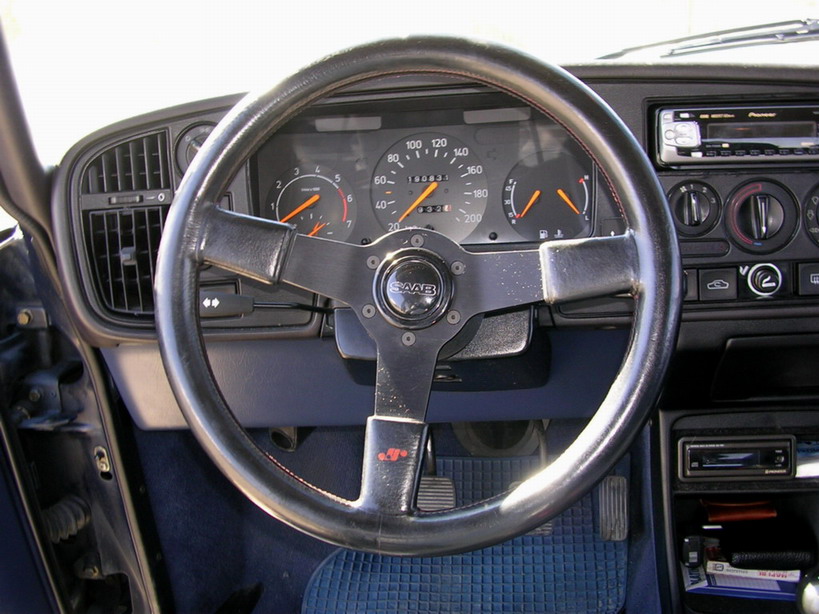 Volante Momo.jpg