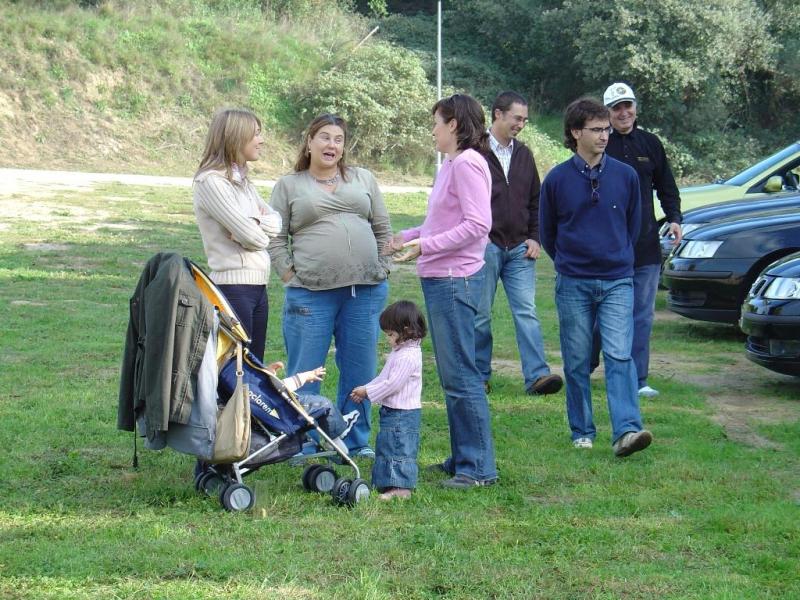 Las sufridoras charlando... Isa (mujer de pupss), Sofía (mujer de jaumep) y Laura (mujer de Saabpi). Inés (hija de jaumep) pendiente de Saabpi Jr.
<br />Jaumep, geesaab y jmt72 pasando lista...