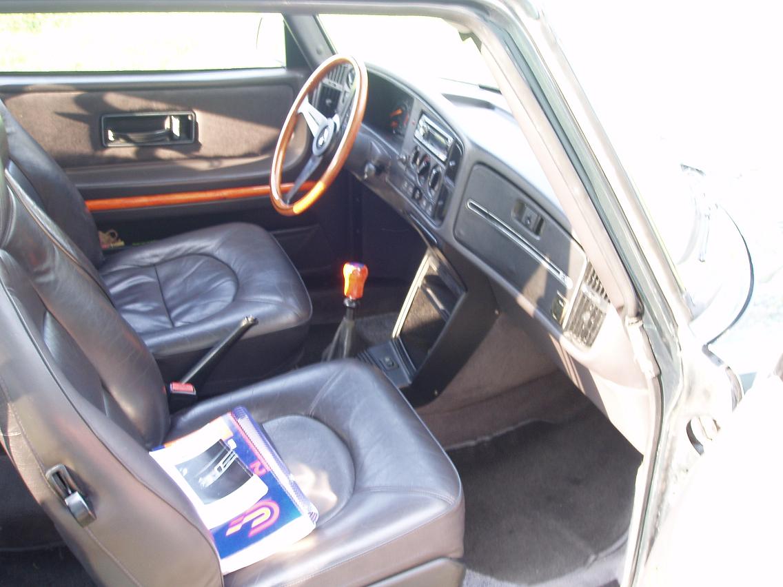acorde con el pomo (el volante lo voy a barnizar en breve)