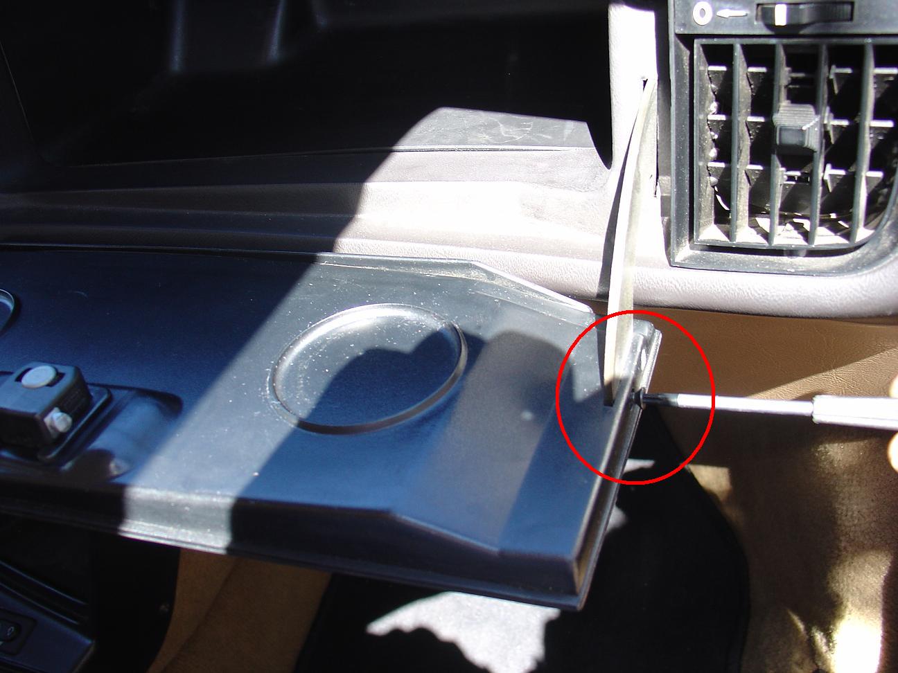 Tornillos guantera.jpg