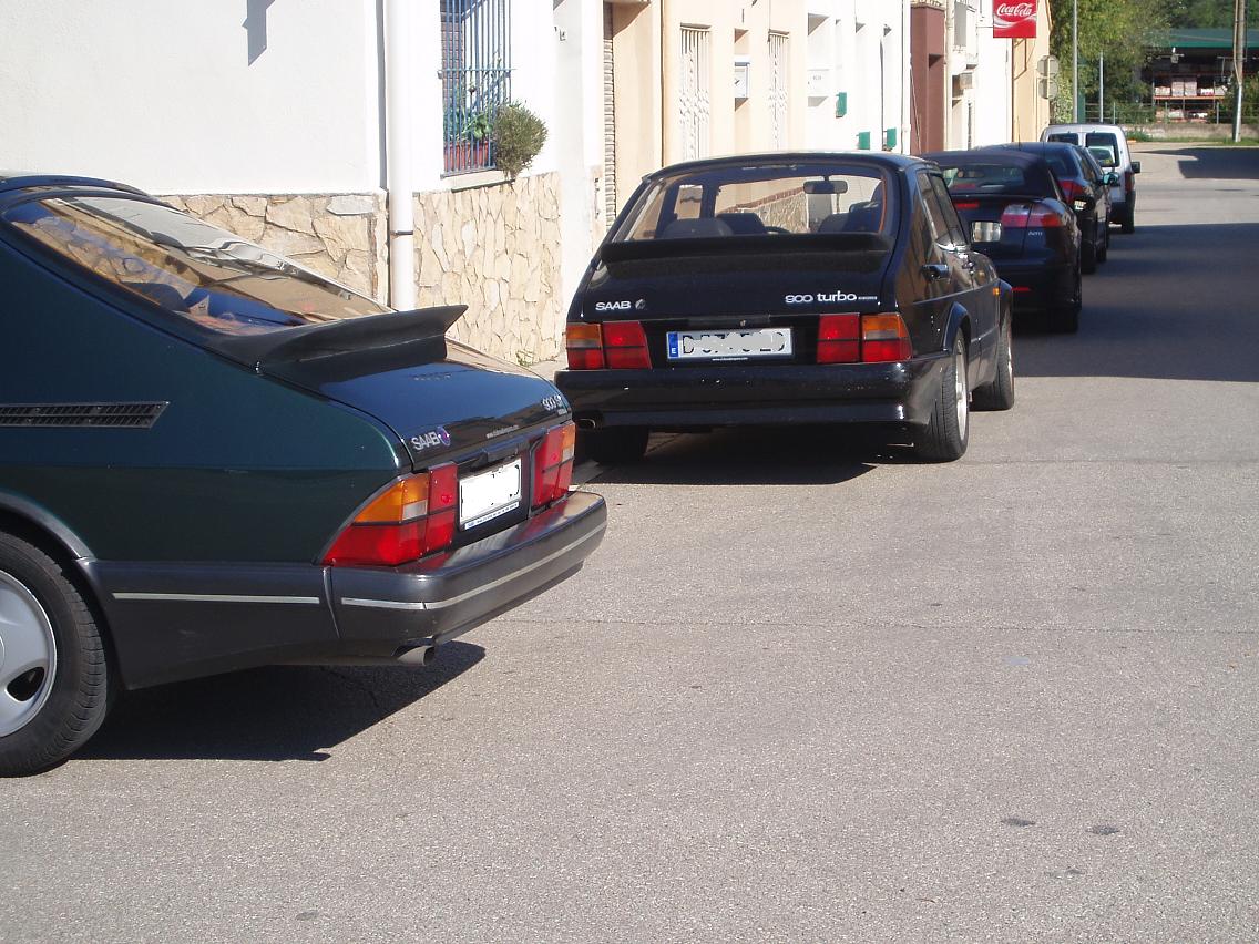 mas coches, el de Madnice, al fondo el bonito cabrio de AMontserrat y el culete de mi 900.-