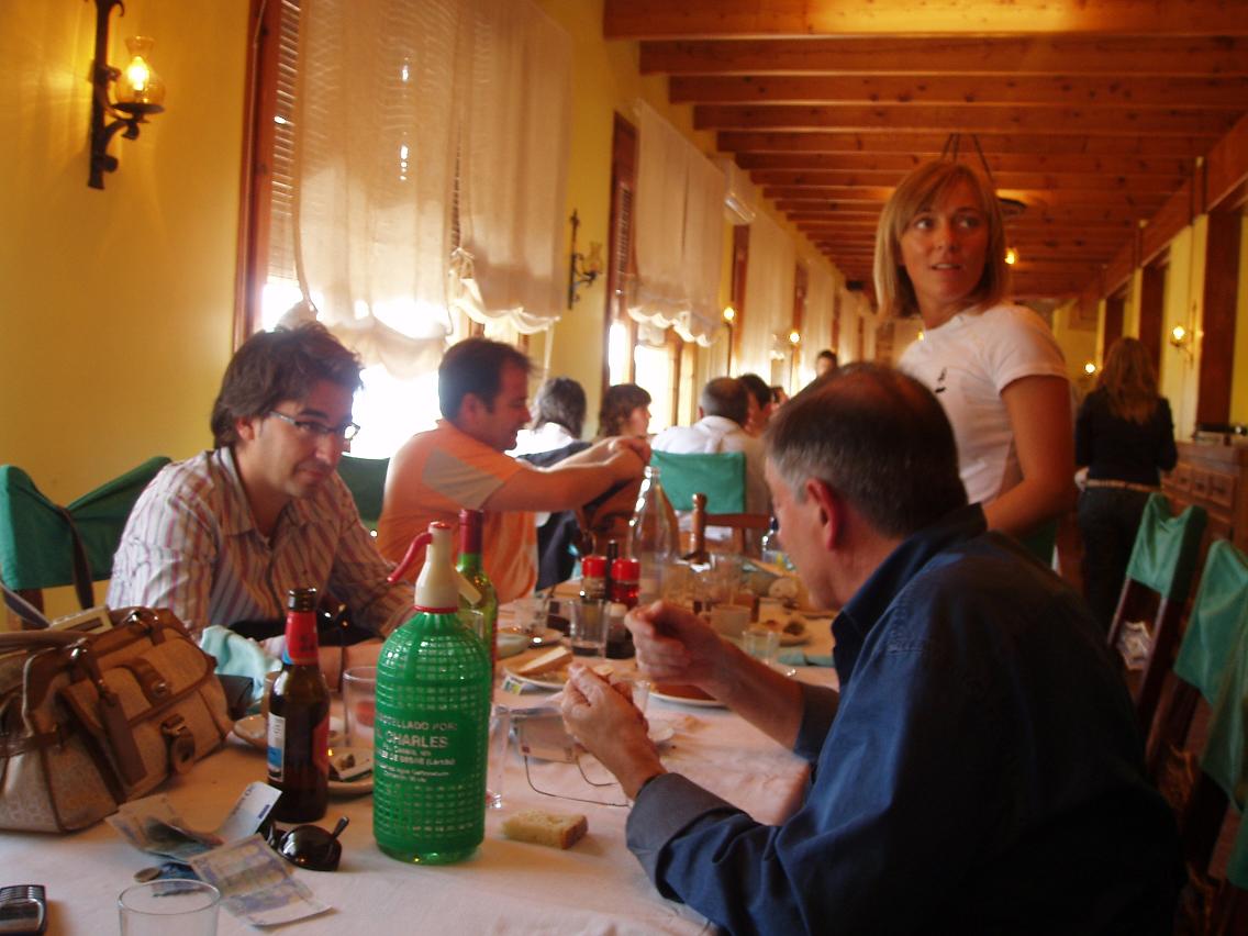 Acabando de comer, con la pasta encima de la mesa.....que no se diga de los catalanes.