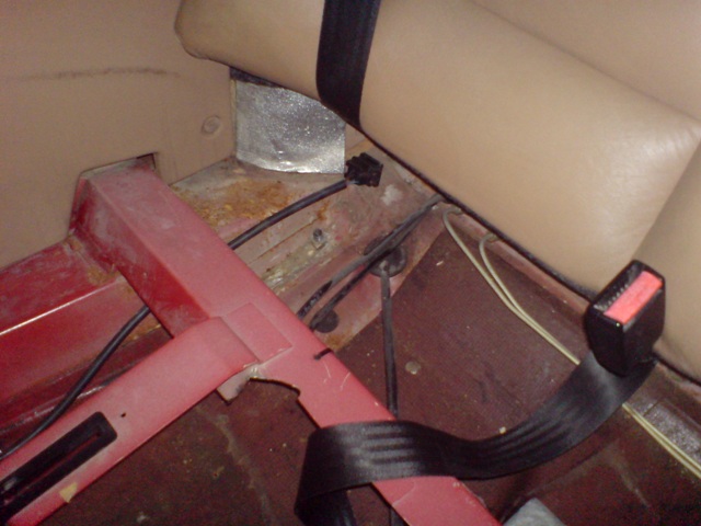 Bajo la banqueta trasera 2