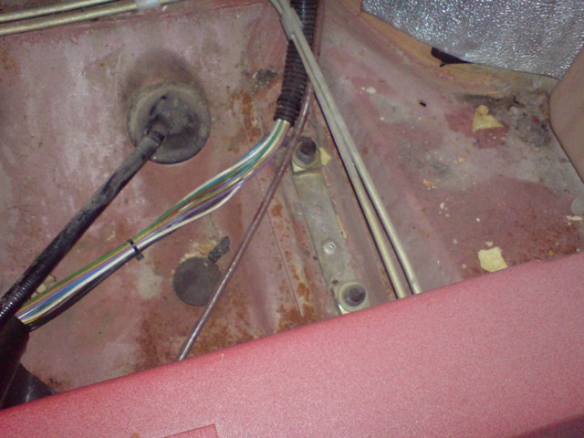 Bajo la banqueta trasera