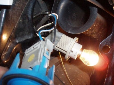 Vereis que el cable esta junto al del intermitente, con otra clavija. Lo primero comprobar que funciona poniendo marcha atras.-