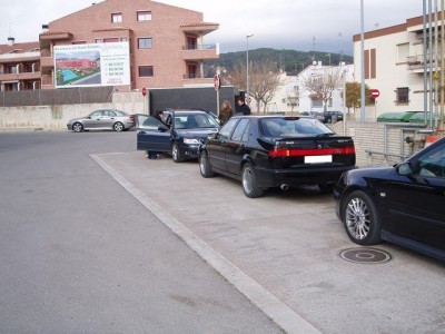 Mas coches, el SH de Ermo, al fondo el bólido de Edusaab, y un 9000 Aero negro horrible....:p