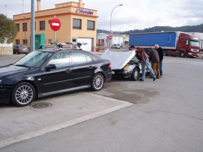 Llegada y nuevas adquisiciones, estupendo cabrio el del amigo Vixvaporux.-<br />El coche de Victor al lado. No recordaba que llevara estas llantas....