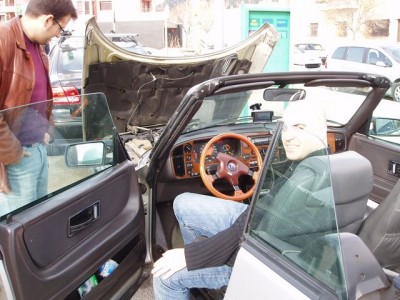 El cabrio de Vixvaporux, que machote el tio a 10 grados y aparecer descapotado.....suerte que su tupida melena le protege.....
