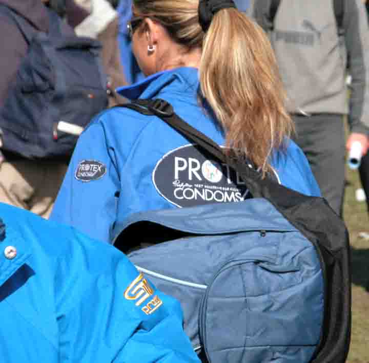 la chica encargada de las gomas.jpg