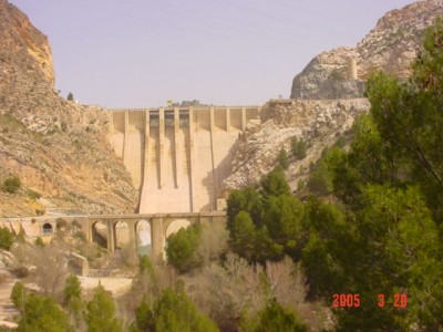 La Presa de Contreras, por su coronación pasa, aun, la N-III. Desde allí arriba se tiene la vista de la revirada carretera anterior