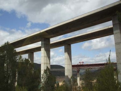 Y por detrás de la A-3 aun queda otra infraestructura, la del AVE, aun en construcción