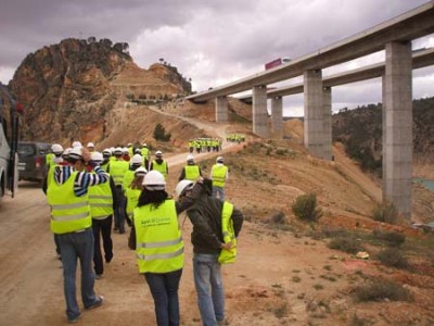 Mis &amp;quot;niños&amp;quot; de a 25, caminan por la obra acercándose a la A-3, para sobrepasarla