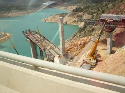 El arco en construcción. Hay un pilar que sostiene el arranque del arco, que será demolido después
