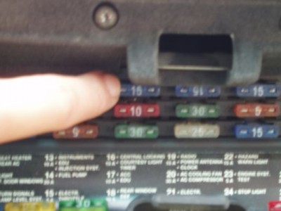 Una cosa importante para trabajar siempre es desconectar las luces de cortesia, ya que vamos a estar mucho tiempo con la puerta abierta. Asi pues, quitaremos el  fusible num 16 de la guantera (color azul de 15A)