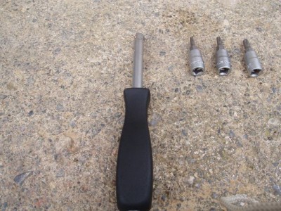 Las herramientas necesarias son los consabidos torx que vienen en la caja del coche, yo cogí estos por comodidad pero el coche ya lleva todo lo necesario.-