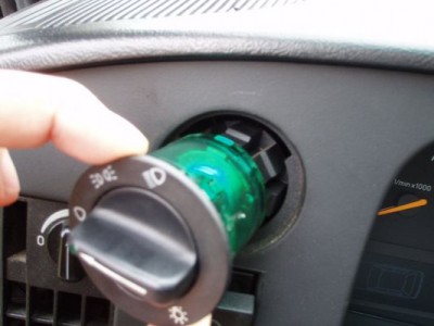 Empezamos con el mando de las luces tiramos de él hacia afuera. Este mando debe llevar como 20 años en el mercado, si luego quedara flojo, una simple vuelta de cinta aislante y vuelve a quedar fuerte, no merece la pena buscar uno nuevo.-