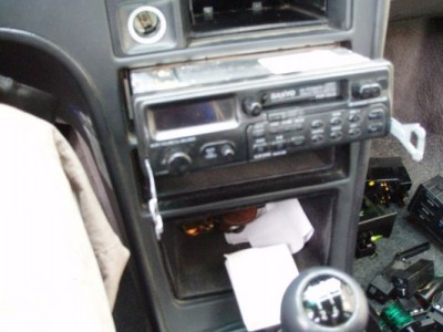 Radio fuera, antidiluviana pero acorde con el salpicadero y con su cargador de 10 cd's, dio por saco pero salió