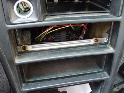 Lo comentado de los huecos (fijaros que con este hueco y el del cenicero nos cabe una radio doble din de aupa, puede ser el complemento perfecto al 9000, o un navegador unicamente cortando esa division, hueco hay y puede ser un buen proyecto.-<br />Fijaros en