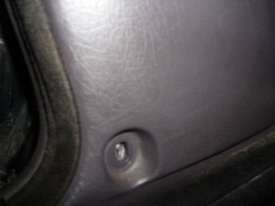 Parte baja del pilar, tornillos junto a la base del asiento
