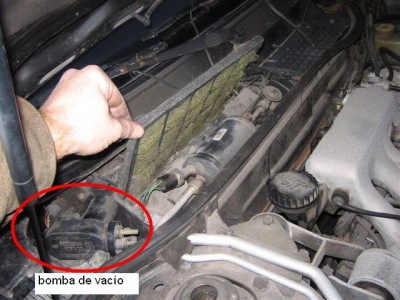 Bomba de vacío de los primeros modelos, llevan un pulmón de vacío que es el que tira del cable de acelerador