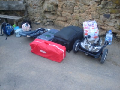cochecito, maletas pañales, mochila,cuna de viaje , garrafon de agua y demas artilugios &amp;quot; familiares&amp;quot;