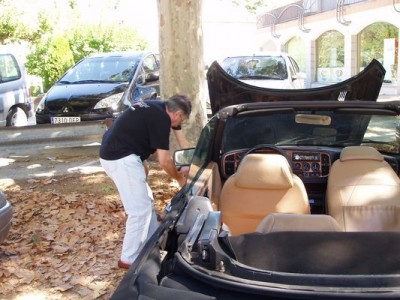 El cabrio de Pippo, con un lifting estetico va a tener un coche muy bonito, uno de los últimos cabrios PreGM. Joan revisandolo y dando consejillos como propietario de uno