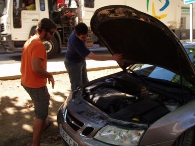 Edusaab enseñando el motor de su &amp;quot;machine&amp;quot; a Madnice, es un maquinón...