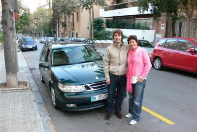 Isuzu (colaborador necesario de la operación) y la feliz propietaria (Martitxu, la tapicera asesina).