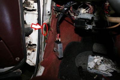El cable adicional de la bomba estaba pasado por uno de los agujeros de los tornillos del tapizado