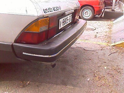 Paragolpes trasero con tira cromada