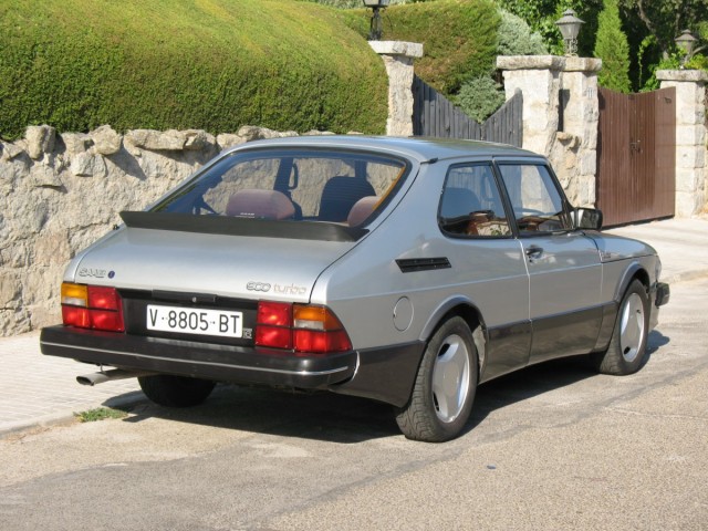 SAAB 900 desde atrás