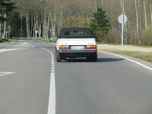 Yendo a comer, el cabrio de Joan, que parece se deja el freno en casa cada vez que viene