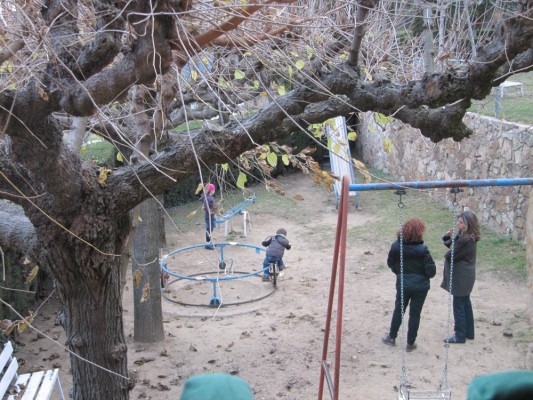 Las señoras de Pipol y Xavier, en el parque que hay al lado. Lo digo para que veáis que pensamos en todos los públicos. Admirable como aguantaron nuestras conversaciones...