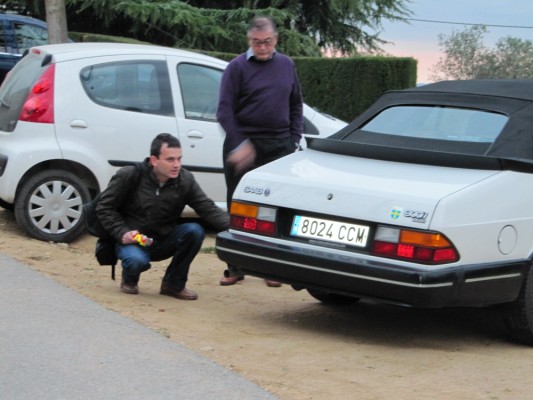 Joan y Pipol revisando como colocar el paragolpes para que queden acabados premium