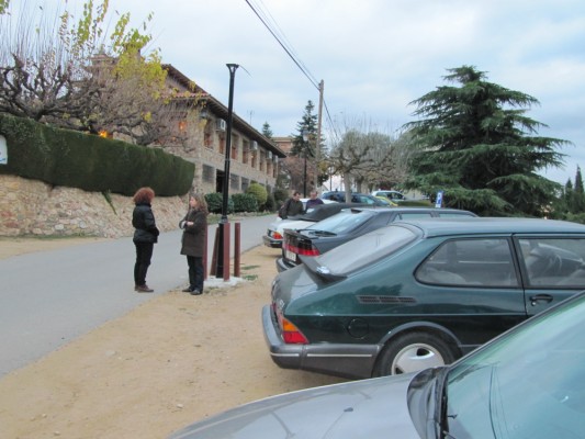 Las afueras del restaurante, lleno de bellotas como casi nueces, y en època de cazadores de muchos de ellos.-