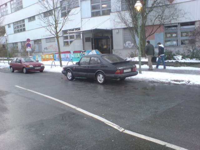 En la calle tras empujarlo una manzana, en espera del coche que se lo llevará