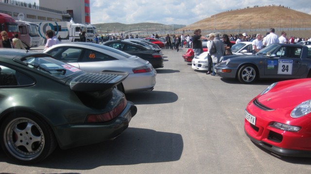 tambien regalaban porsches , por eso habia tanta gente..