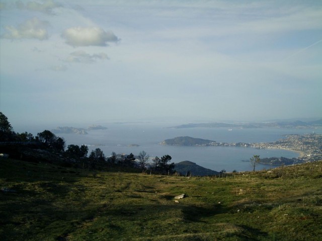 Alto de La Valga. AL fondo Las Cíes, y una bonita vista de Baiona.<br />Mas al fondo se ve el 96 de Neo aparcado en Panxón :)