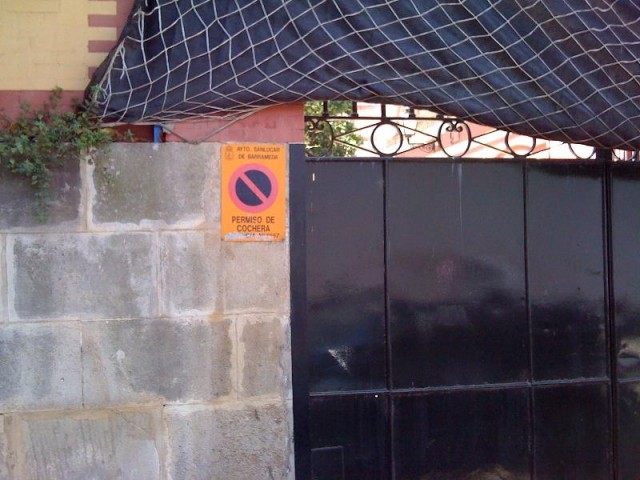Tras el portón