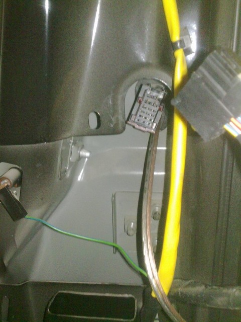 Conector en interior del pilar B. (Para altavoces de puerta traseros).