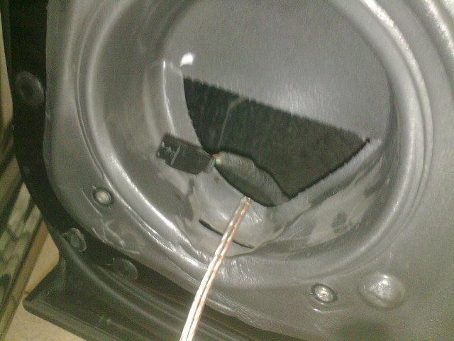 Alojamiento para altavoz en puerta. Pasar el cable hasta aquí.