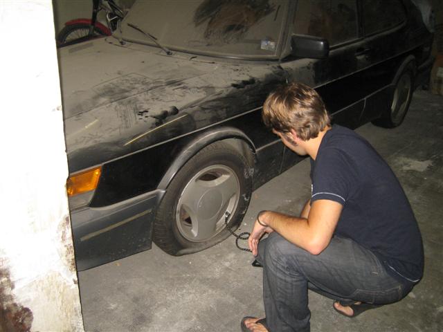 El mecánico con la bomba china.JPG