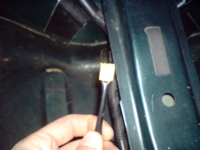Conector amarillo en el medio del maletero. Disculpad la calidad