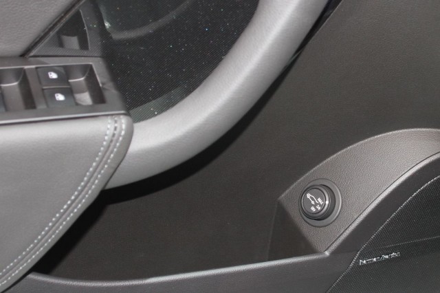 Saab_9-5SC_automatic_tailgate_knob.jpg